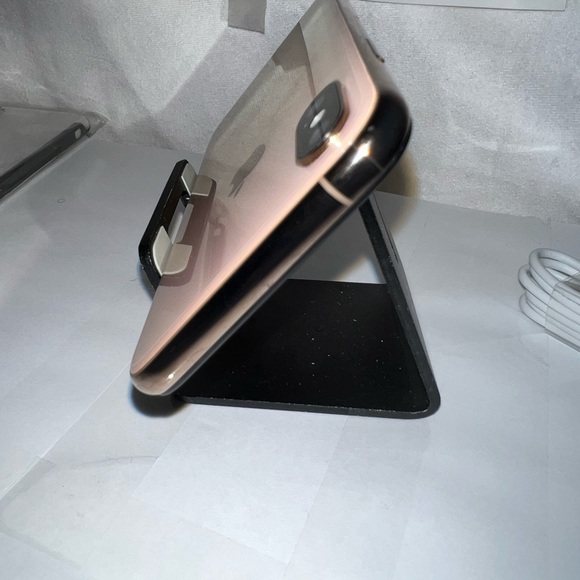 iPhone Xs 64GB Gold Unlocked - Picture 6 of 8